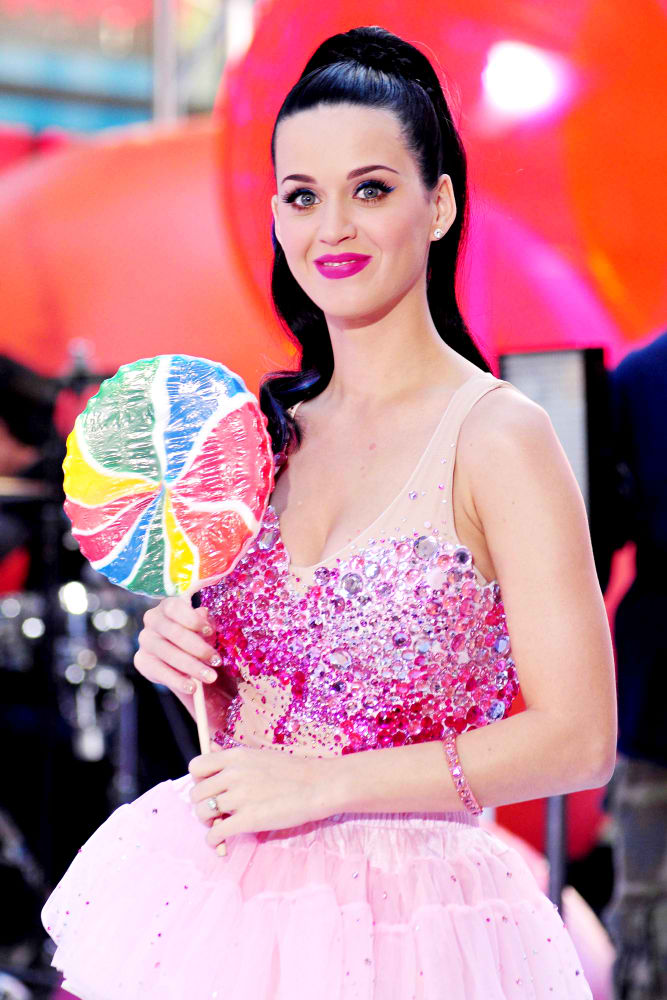 Katty pery ve sladkých šatech s lolly-pop