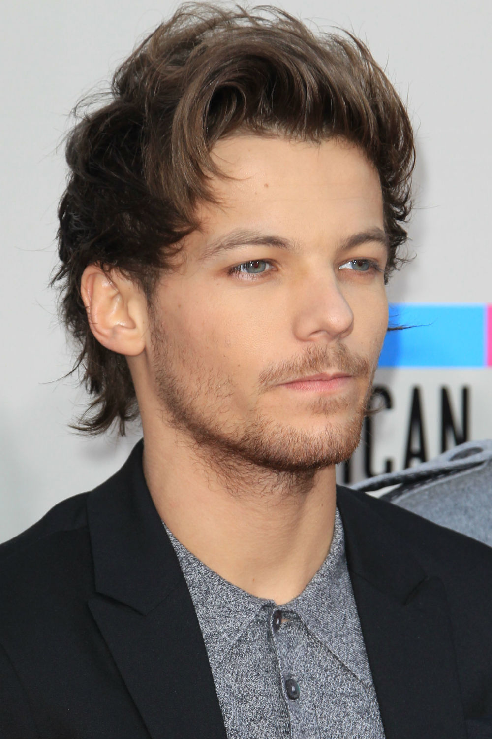 Taký decentný knírok nosí i člen skupiny one direction - Louis Tomlinson